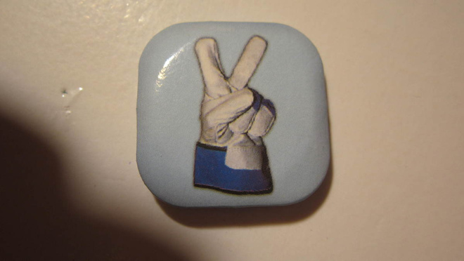 PEACE tai OLE VALMIS pinssi hakaneula rintamerkki