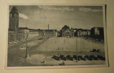 Helsinki, Rautatientori tyhjänä, autoja parkissa, p. 1946