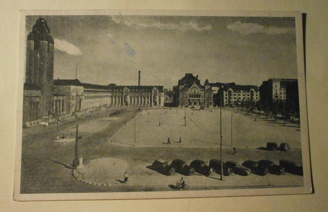 Helsinki, Rautatientori tyhjänä, autoja parkissa, p. 1946