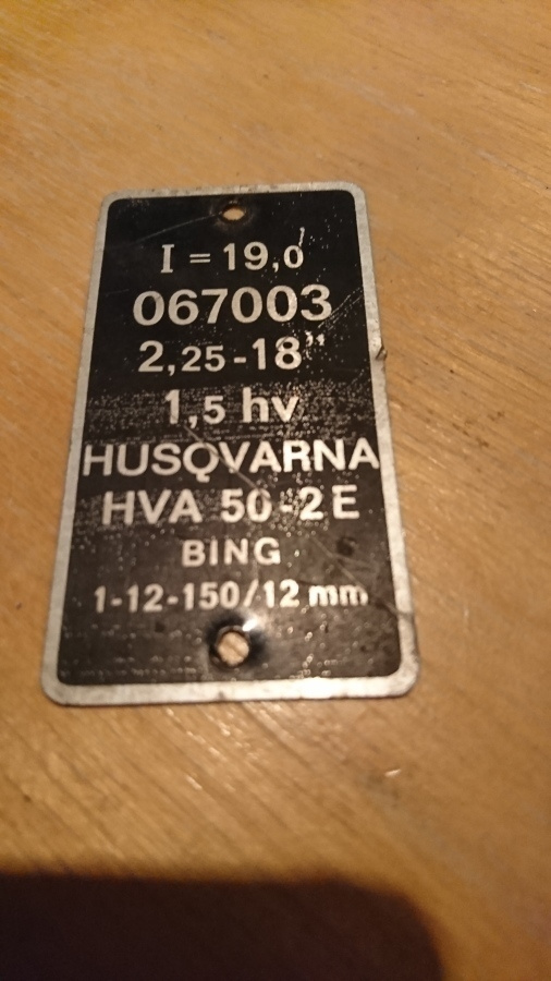 Tyypikilpi 067003 Husqvarna 18 tuuman pyörillä