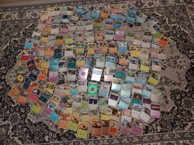 Sekalaisia Pokemon kortteja paljon holoja