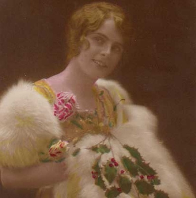 NAINEN / Hymyilevä tyttö ja valkeat turkikset. 1910-l.