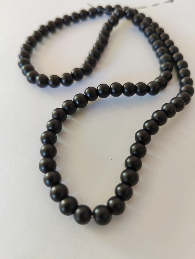 Mustia lasihelmiä 6mm, 90 kpl