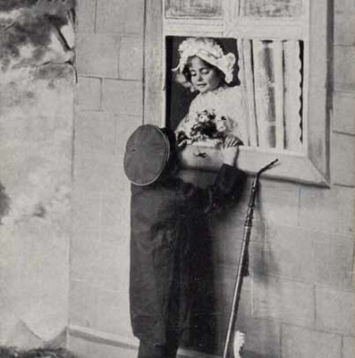 LAPSI / Pikku herrasmies hienon neidin ikkunan alla. 1910-l.