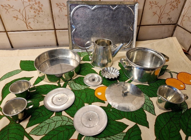 Nuken vintage  ruokailusetti metallia