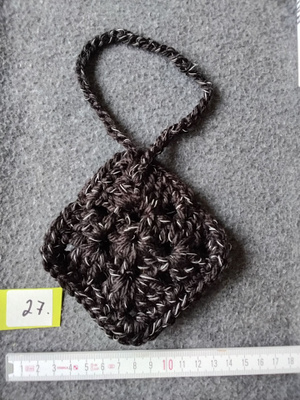 Alina´s Handmade virkattu avaimenperä airpodin suojakoteloon