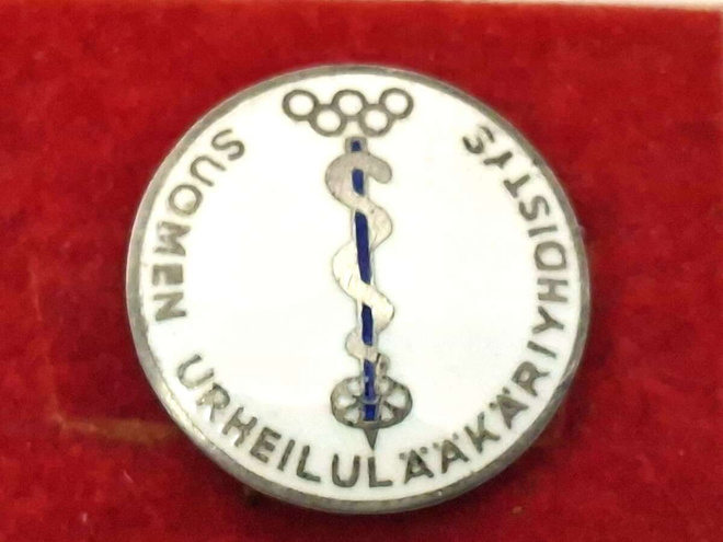 Suomen Urheilulääkäriyhdistys emali hopeamerkki 813H