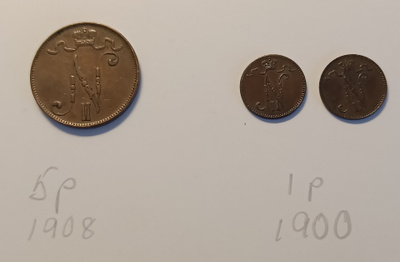 5 pennin kolikko 1908 ja kaksi 1 pennin kolikkoa 1900