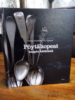 Uusitalo ym. : Pöytähopeat - kaapin kätköistä ( SIS POSTIKUL