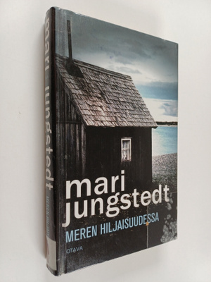 Mari Jungstedt : Meren hiljaisuudessa