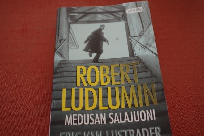 Eric Van Lustbader: Robert Ludlum, Medusan salajuoni (2018)