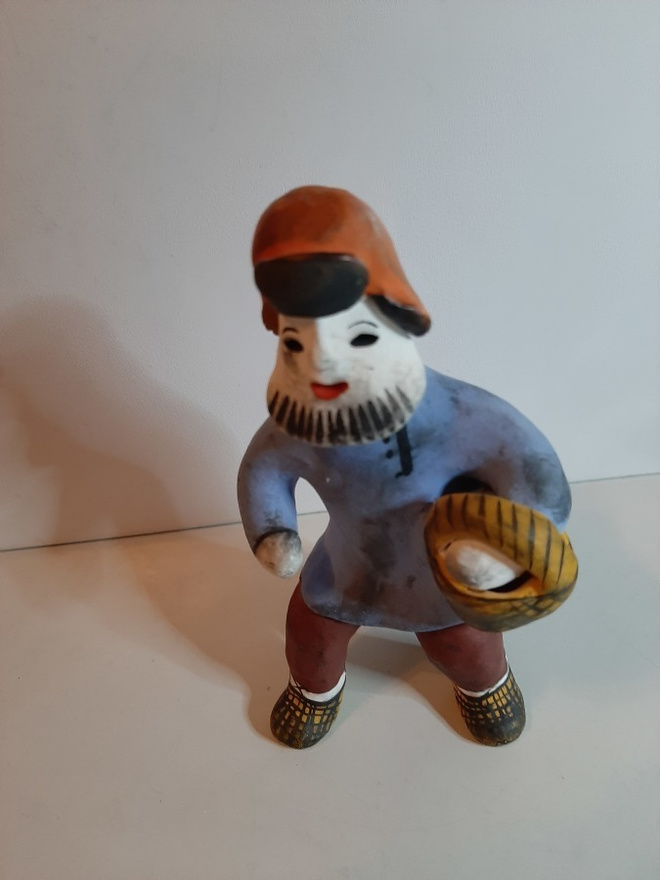 Kalastaja, kori kädessä figuuri