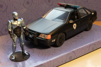 Ford taurus -86 + Robocop figuuri 1:24 ALE!