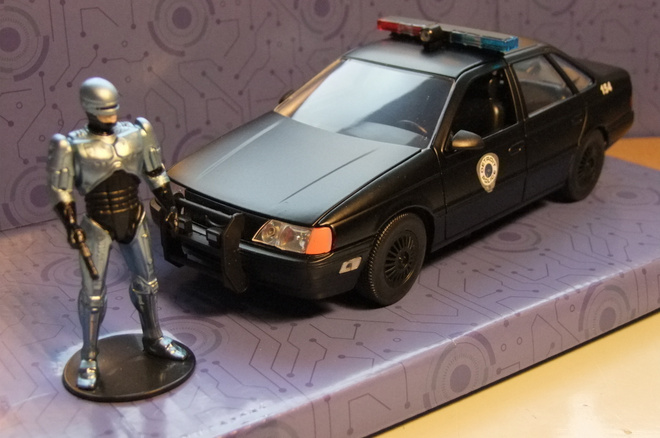 Ford taurus -86 + Robocop figuuri 1:24 ALE!
