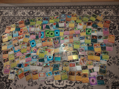 Sekalaisia pokemon kortteja