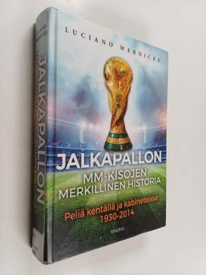 Jalkapallon MM-kisojen merkillinen historia : peliä kentä...