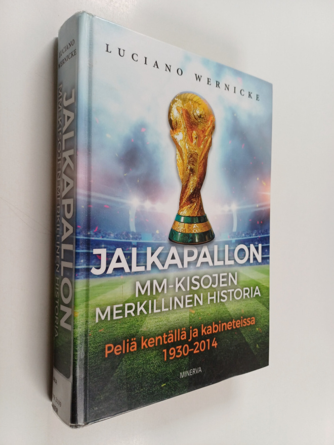 Jalkapallon MM-kisojen merkillinen historia : peliä kentä...