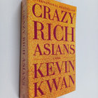 Kevin Kwan : Crazy Rich Asians - pikkukuva 1