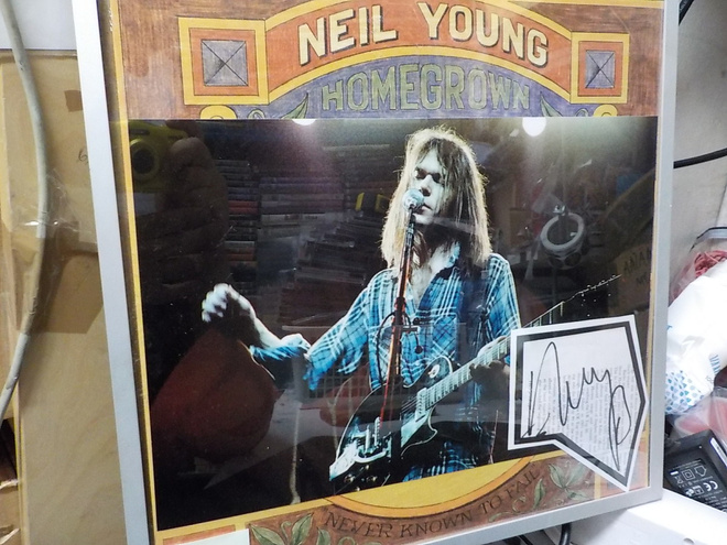 NEIL YOUNG TAULU ITSE MESTARIN NIMMARILLA