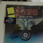 SAXON - WHEELS OF STEEL EX-/VG+ NIMIKIRJOITUKSILLA LP - pikkukuva 1