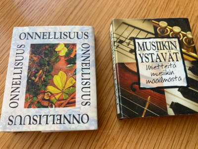 2 PIENOISKIRJAA