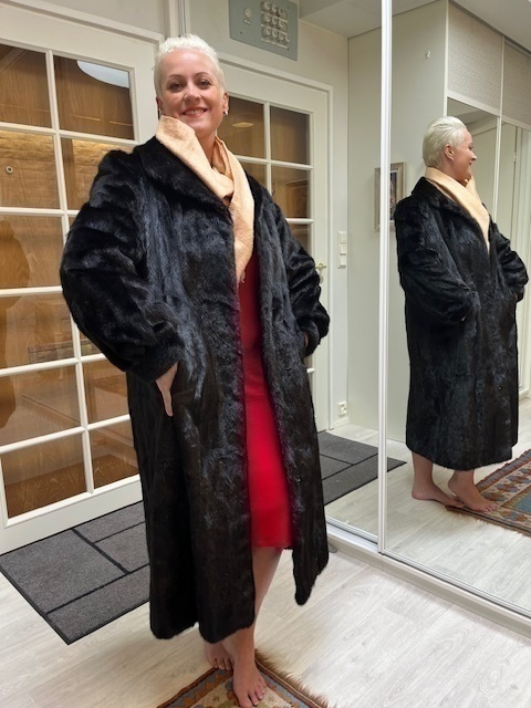 Musta upea minkkiturkki, M - XL kokoinen