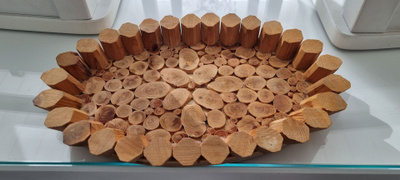 Ovaalinmuotoinen sisustustarjotin,mitat 26 x 18 x 3 cm.