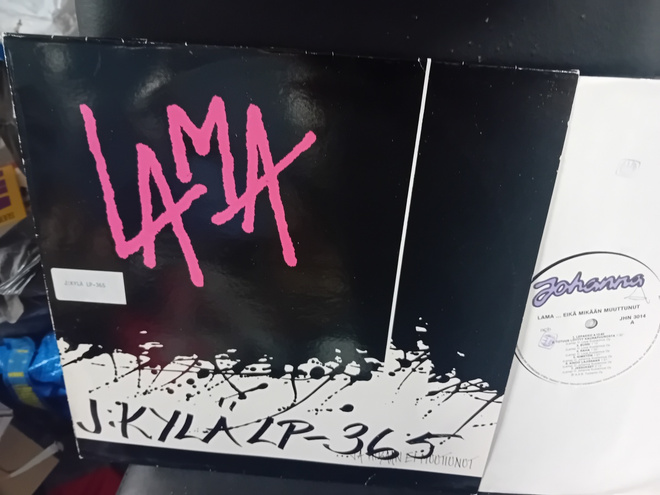 LP Lama  : Eikä mikään muuttunut ( SIS POSTIKULU  )