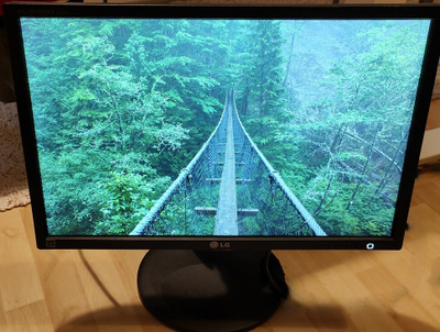 LG Flatron E2210