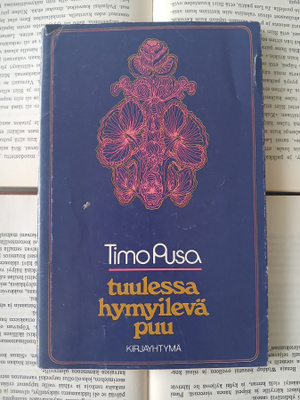 Timo Pusa - Tuulessa hymyilevä puu (nid.)