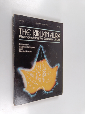 Stanley Krippner ym. : The Kirlian Aura : Photographing t...
