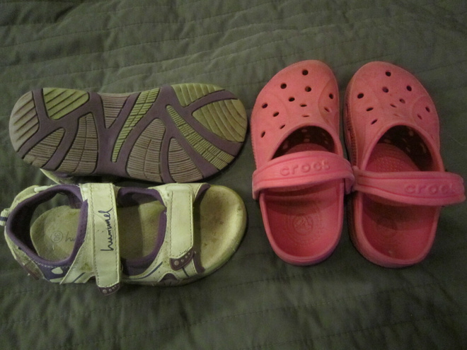 Crocs 30 ja Hummel 30 sandaalit pakettina