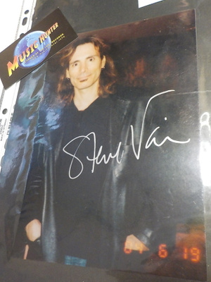 STEVE VAI NIMIKIRJOITUS KUVASSA