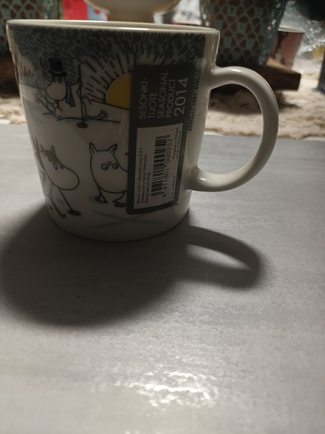 Arabia Muumimuki Hiihtäen kera Herra Virkkunen. Tarralla.