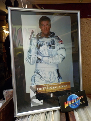 JAMES BOND 007 ROGER MOORE NIMIKIRJOITUS KEHYKSISSÄ