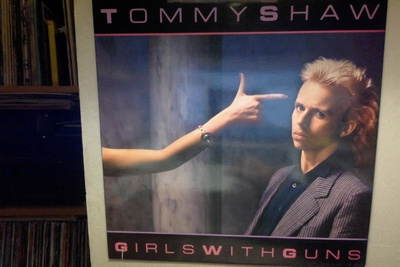 TOMMMY SHAW  ::  GIRLS WITH GUNS :: VINYYLI  LP    US 1984 !