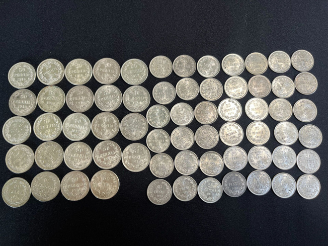 Erä hopeisia 25p ja 50p kolikoita