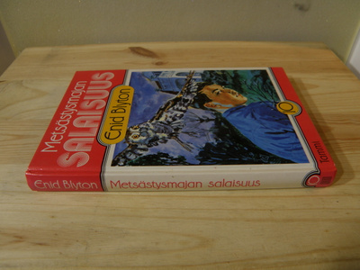 Enid Blyton Metsästysmajan  salaisuus