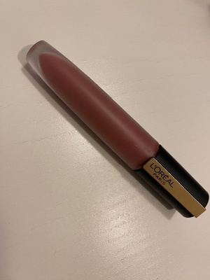 L’OREAL NESTEMÄINEN HUULIPUNA I RULE 105