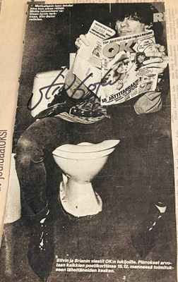 Stiv Bators nimikirjoitus lehtikuvassa