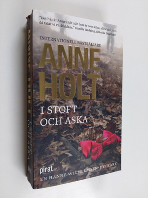 Anne Holt : I stoft och aska
