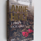 Anne Holt : I stoft och aska - pikkukuva 1