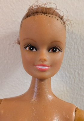 Barbie-klooninukke, kalju