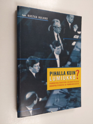 Kustaa (toim.) Hulkko : Pihalla kuin lumiukko : pankkival...