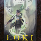 Lee, Mackenzi: Loki: Petoksen nuori jumala - pikkukuva 1