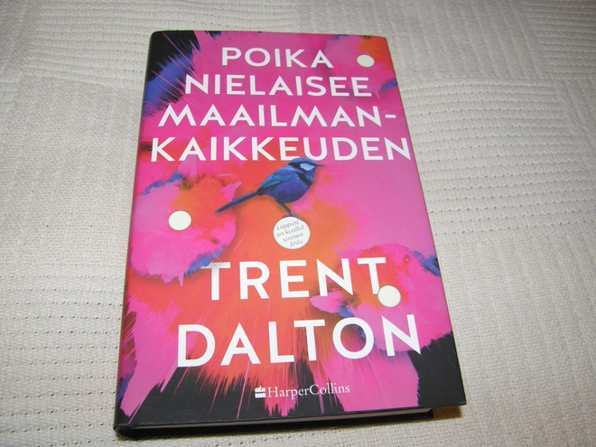 Trent Dalton Poika nielaisee maailmankaikkeuden  -sid