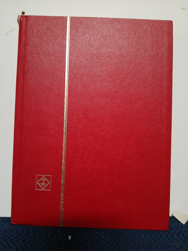 Amerikkalainen postimerkkialbumi, 8 sivua,