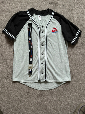 EA Sports baseball-paita (koko L) + kaulanauha