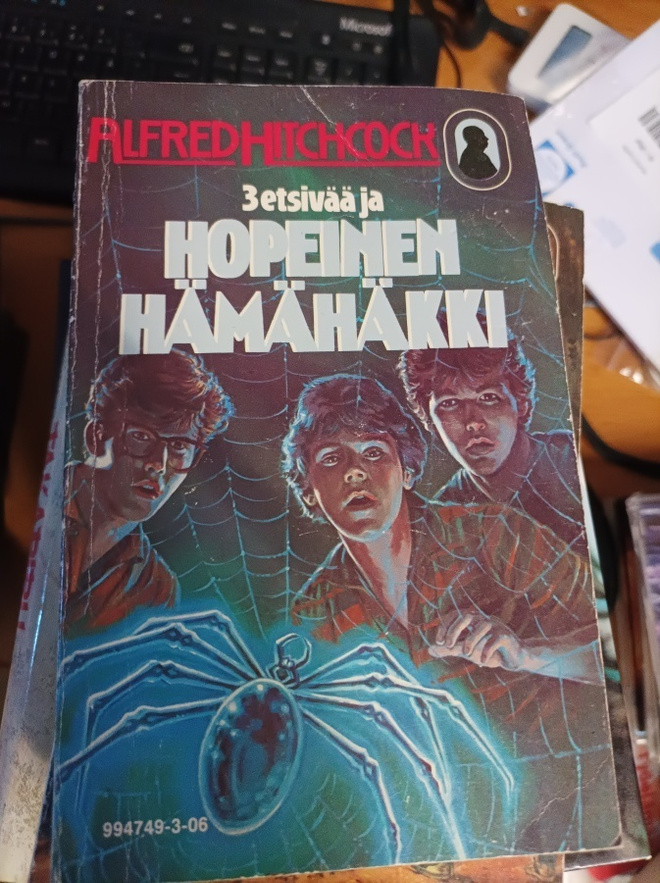 Hitchcock 3 etsivää ja hopeinen hämähäkki