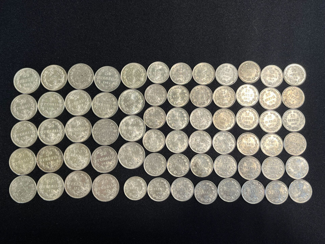 Erä hopeisia 25p ja 50p kolikoita